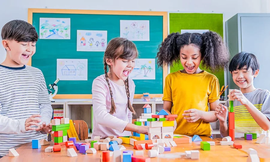 Chicos jugando con bloques de colores en el aula