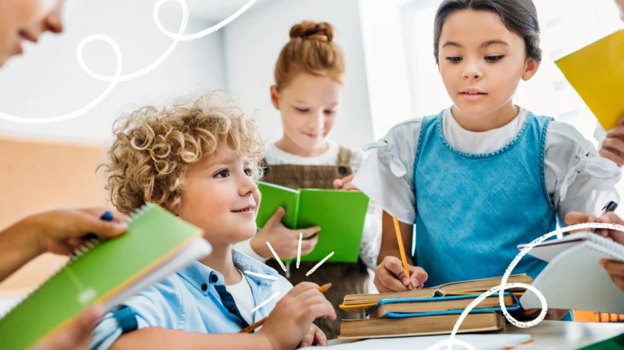 Chicos trabajando con cuadernos en el aula
