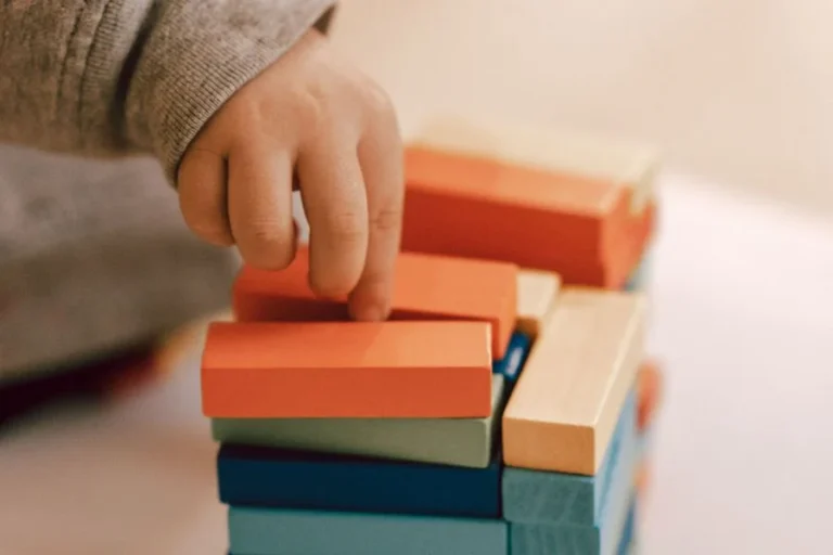 Niño armando una torre con bloques de madera