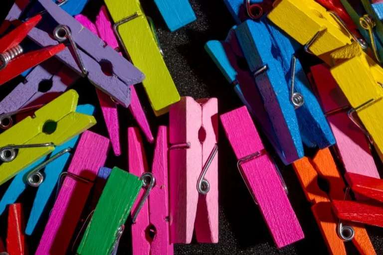 Broches de ropa de colores