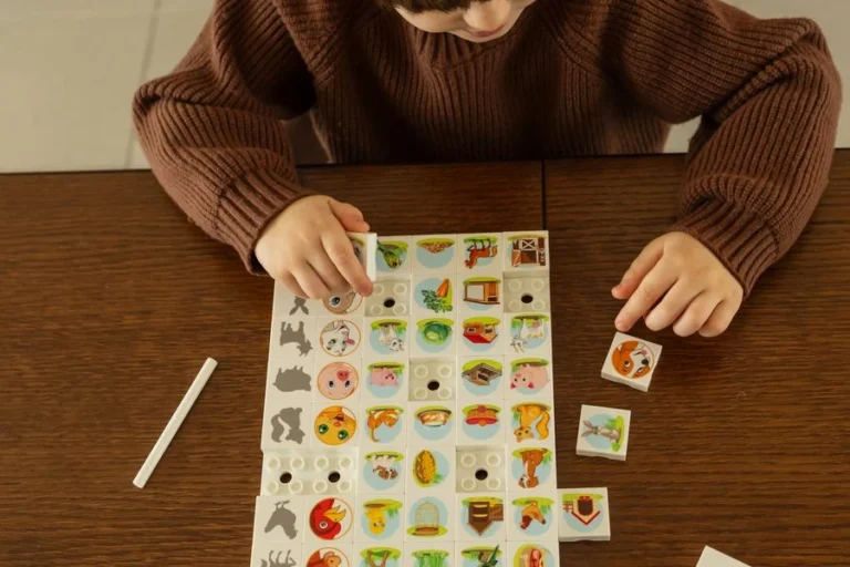 Niño pegando stickers en una lámina