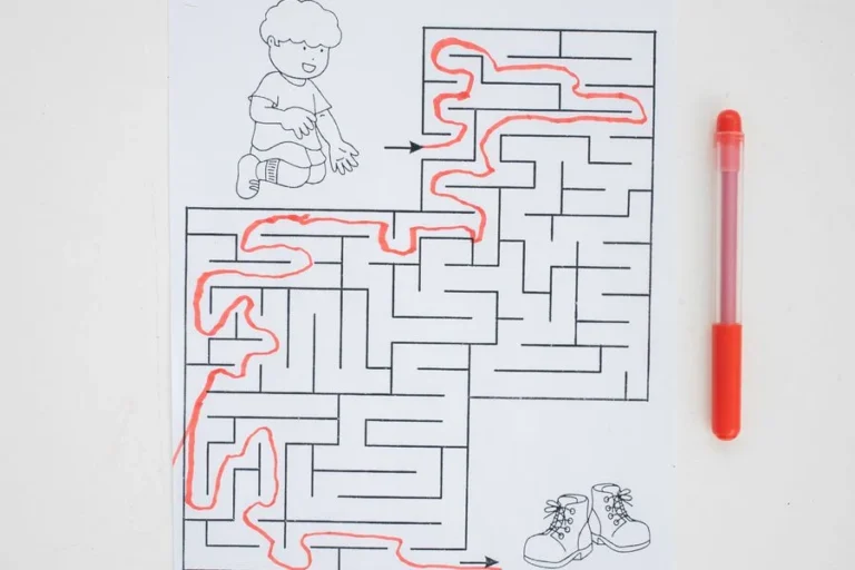 Niño resolviendo un laberinto con lápiz