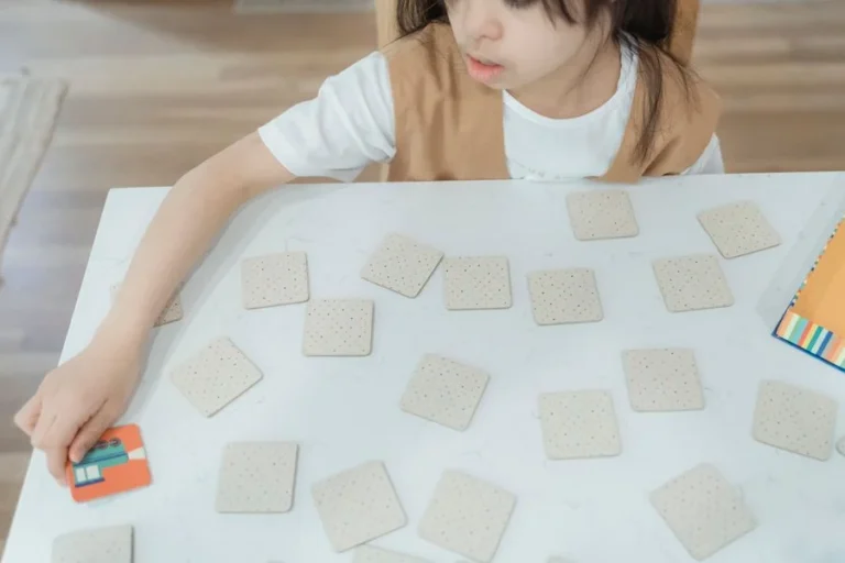 Niña jugando a la memoria con tarjetas