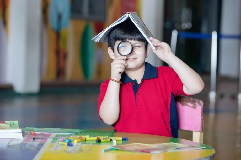 Niño buscando con una lupa
