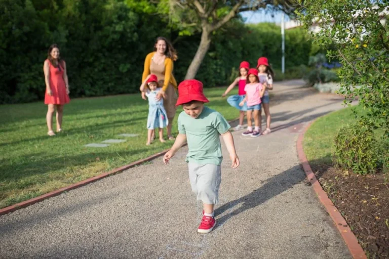 Chicos jugando a un juego de movimiento al aire libre