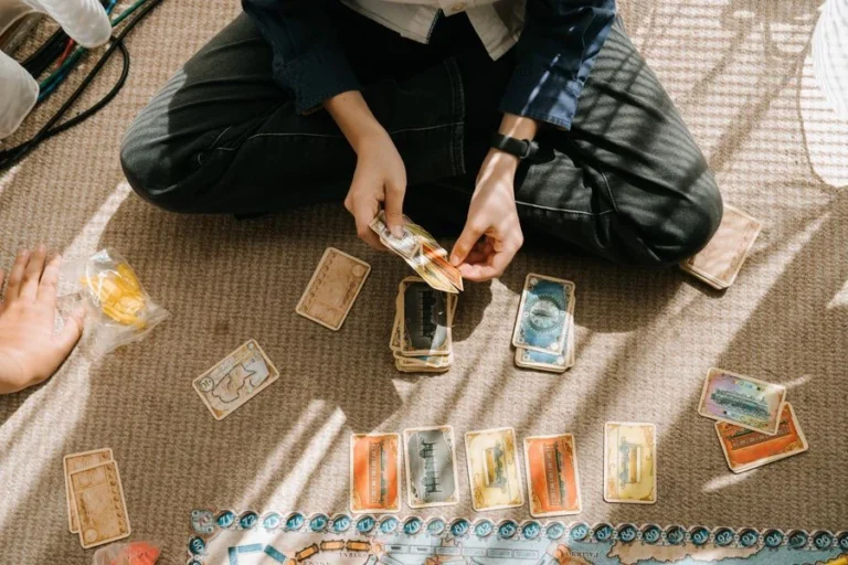 Niño jugando a un juego de mesa con cartas