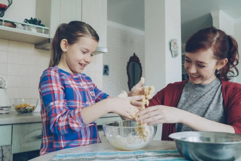 Madre e hija siguiendo una receta en la cocina