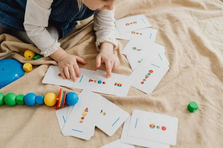Niño ordenando tarjetas en el piso