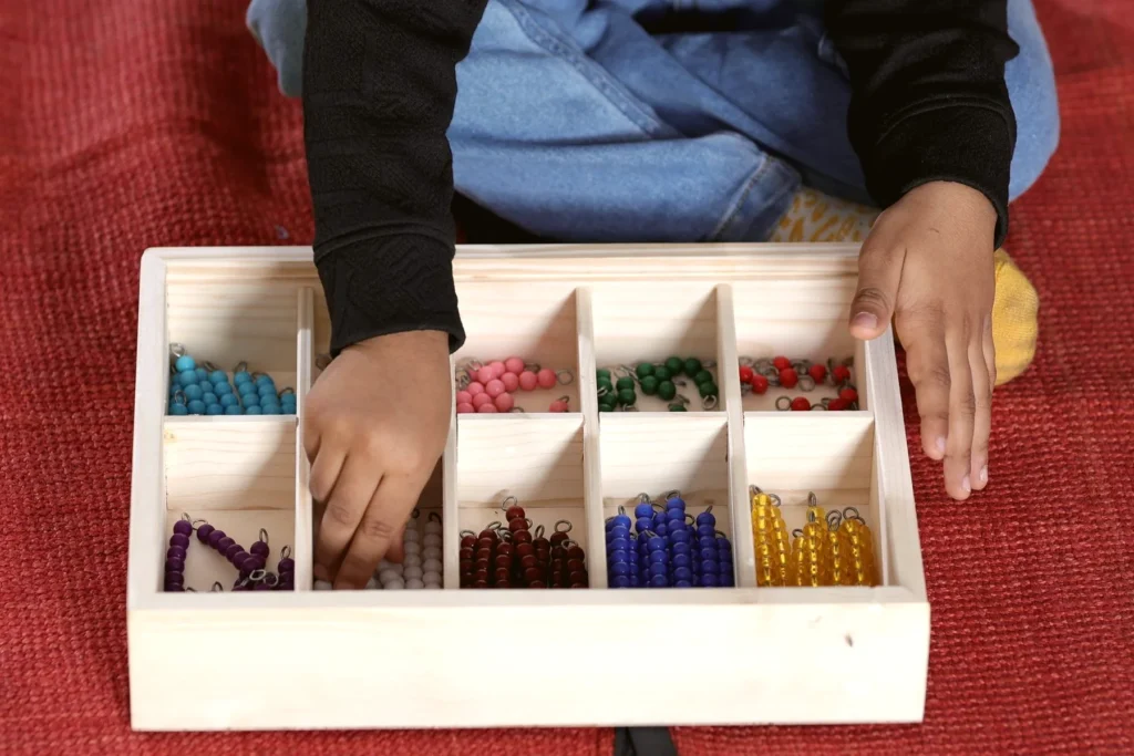 Caja con cuentas de colores para contar y clasificar
