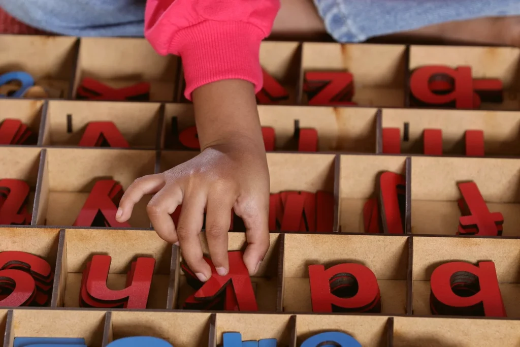 Letras móviles de madera para trabajar lectura y escritura con una psicopedagoga