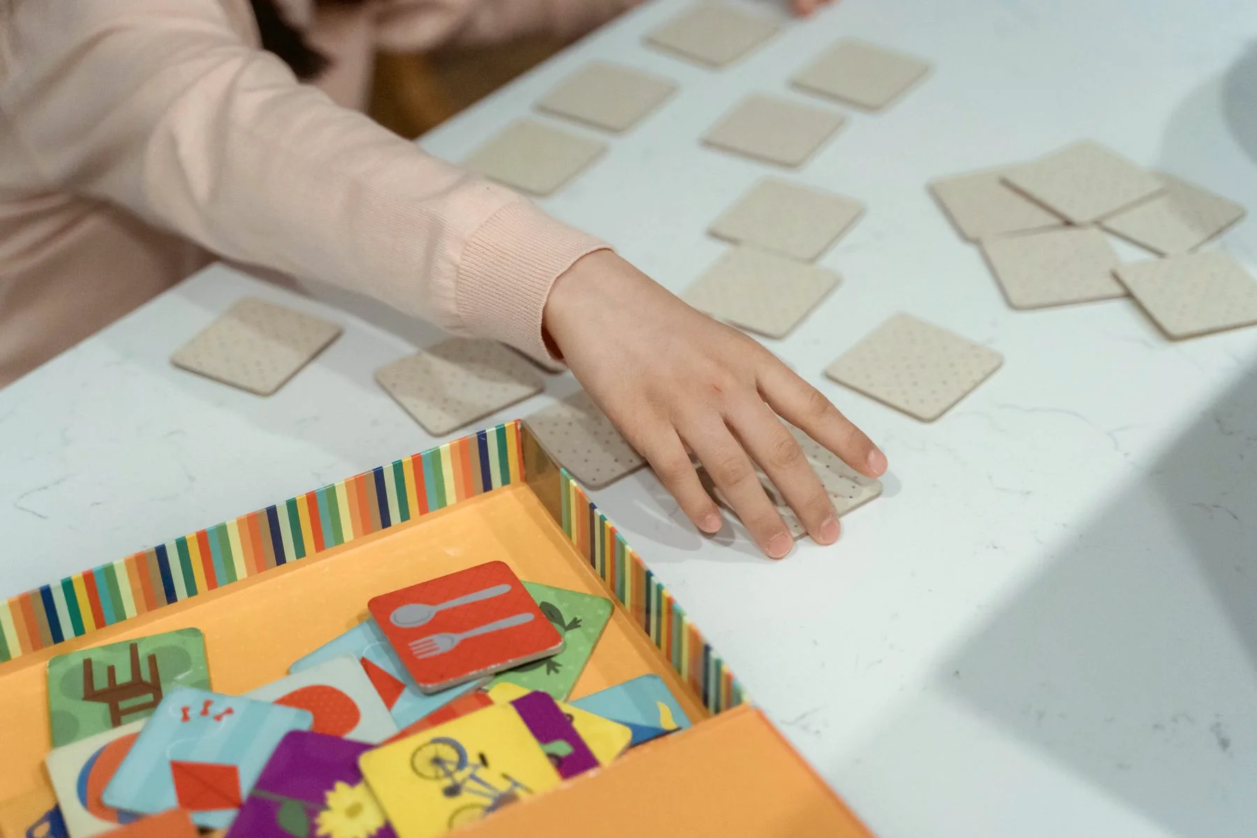 Memotest sobre la mesa, un juego habitual en la consulta psicopedagógica