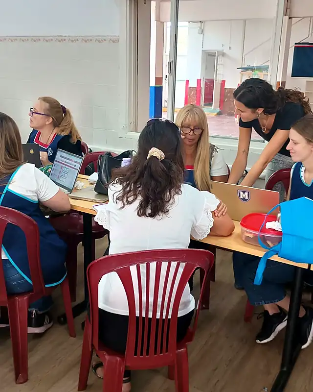 Sophie acompaña a un grupo de docentes trabajando con computadoras