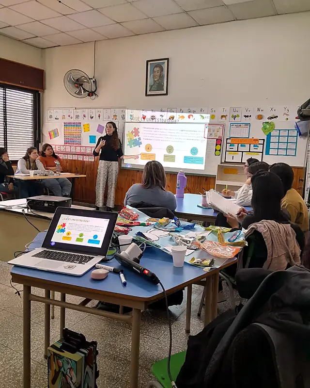 Sophie presenta estrategias cognitivas frente a un grupo de docentes