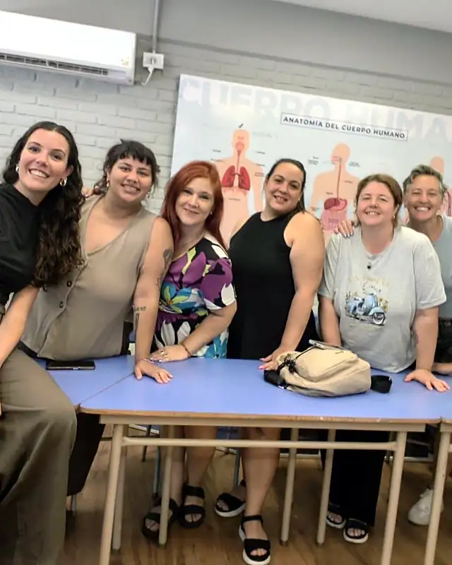 Foto grupal de Sophie con docentes al cierre de un taller