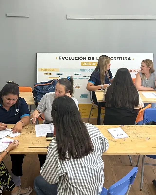 Docentes trabajan en grupos durante un taller